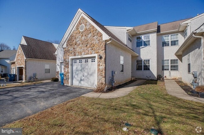 Building Photo - 556 Cork Cir