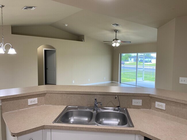 Foto del edificio - 638 NE Juanita Pl