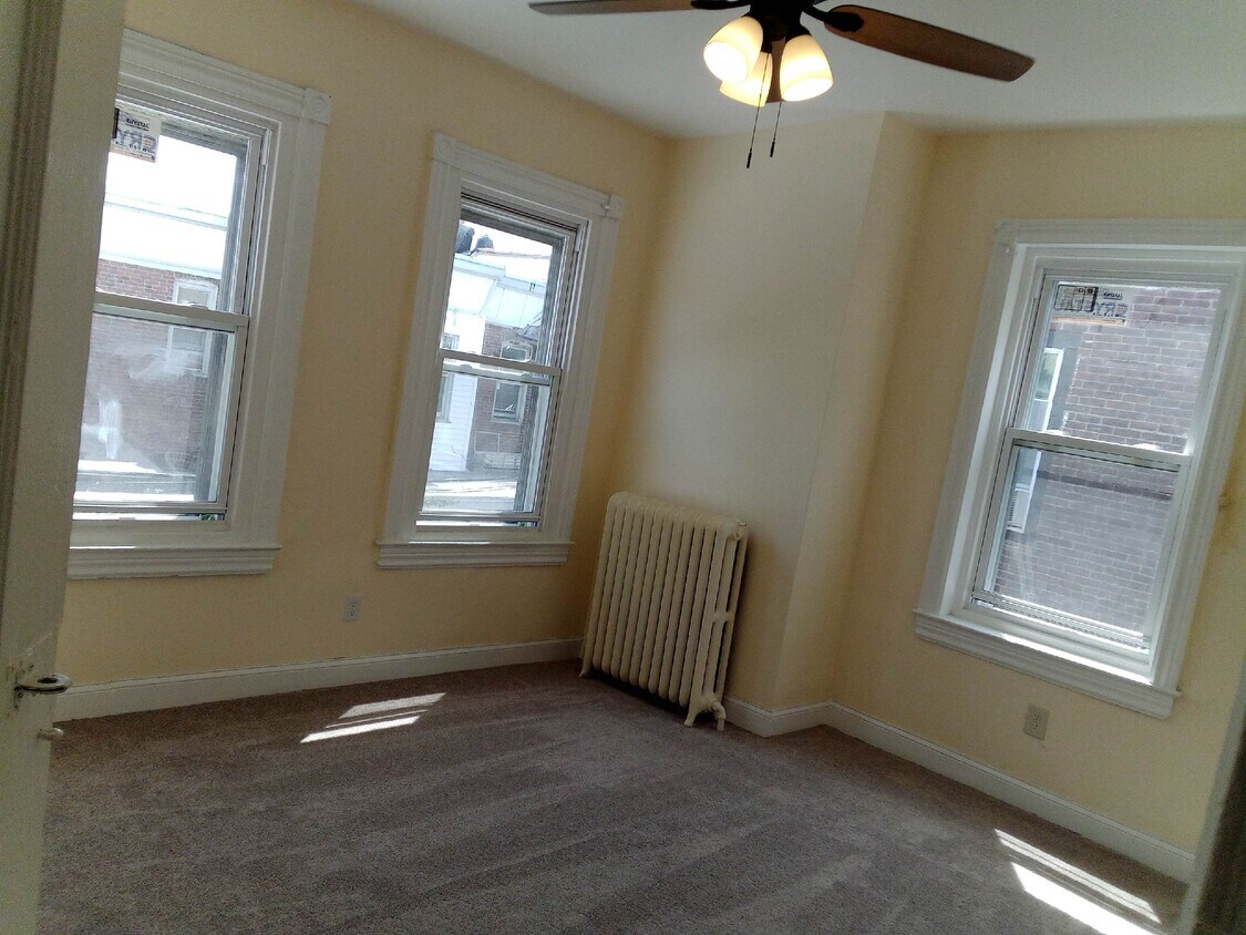 Bedroom - 1126-2 W Rockland St