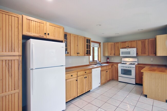 Building Photo - 290 Folino Dr