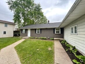 Building Photo - 3910-3912 Camelot Dr SE