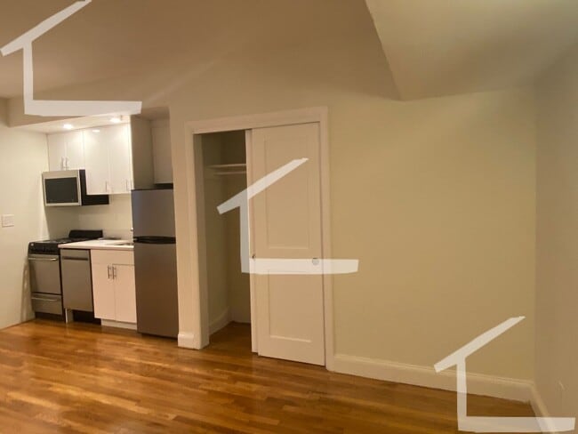 Building Photo - Beautiful Studio Apartment Right in The Ba...