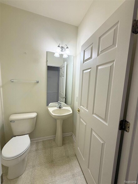 Foto del edificio - 6122 Cherrywood Dr