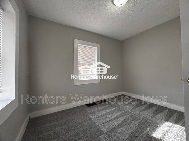 Building Photo - 2802 SE 8th Ct