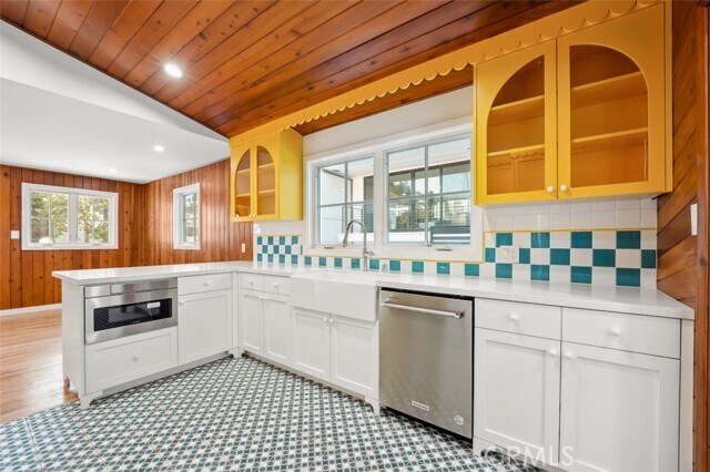 Foto del edificio - 2549 Beachwood Dr
