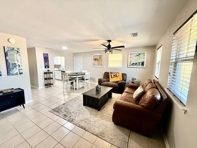 Foto del edificio - Fully Renovated & Furnished 3BR/2BA Duplex in Southgate – WiFi & Lawn Care Included