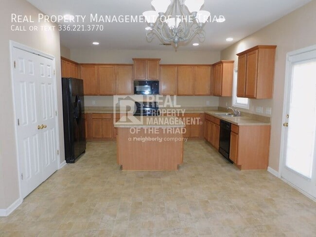 Building Photo - 1300 Pondhaven Dr