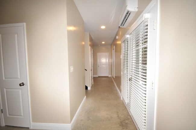 Building Photo - 443 Meador Dr