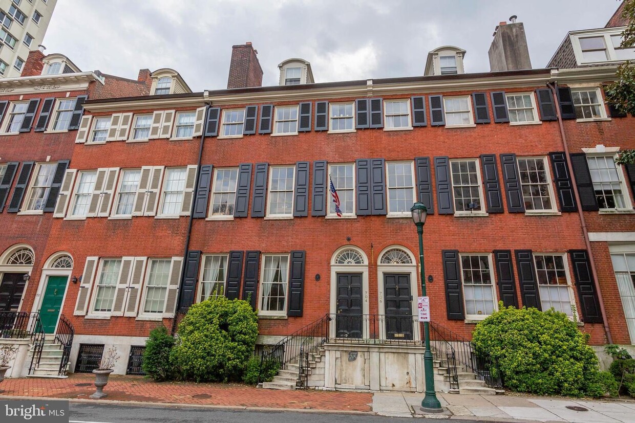 Primary Photo - 704 S Washington Sq