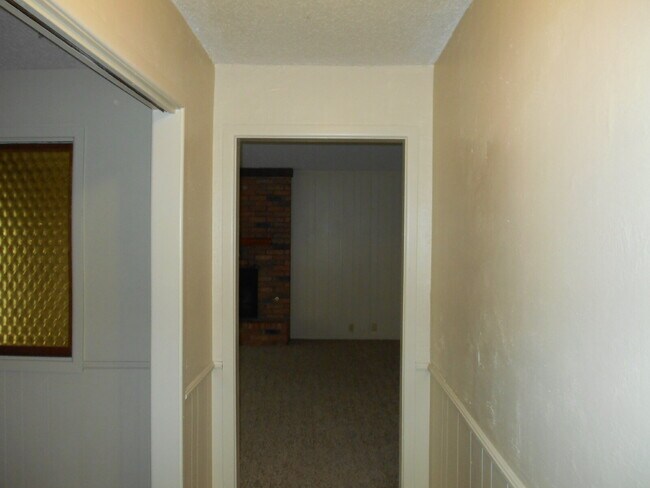 Building Photo - Spacious 3/2/2 Near Preston Smith Park