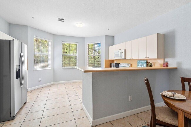 Building Photo - 2046 Shoma Dr