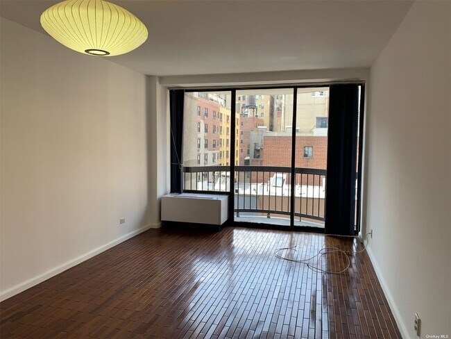 Building Photo - 150 E 85th St