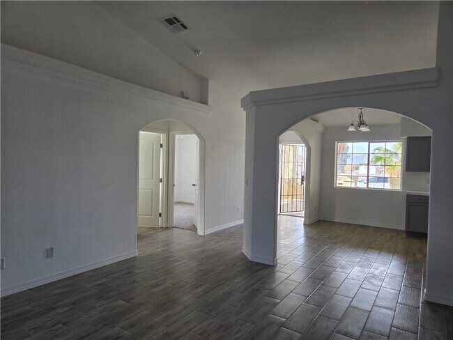 Foto del edificio - 5386 Tierra Linda Dr