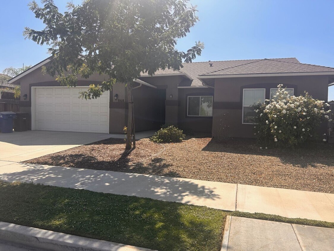 Primary Photo - Great home for rent in Lindsay