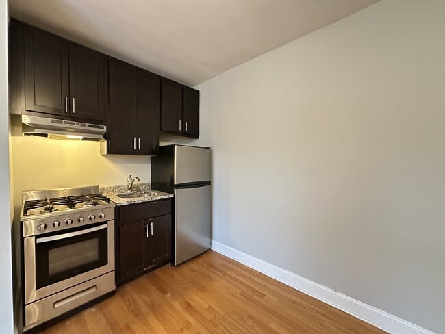 Building Photo - 618 W Patterson Ave