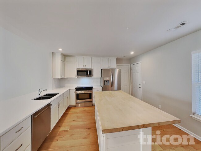 Building Photo - 4021 Deer Run Trce