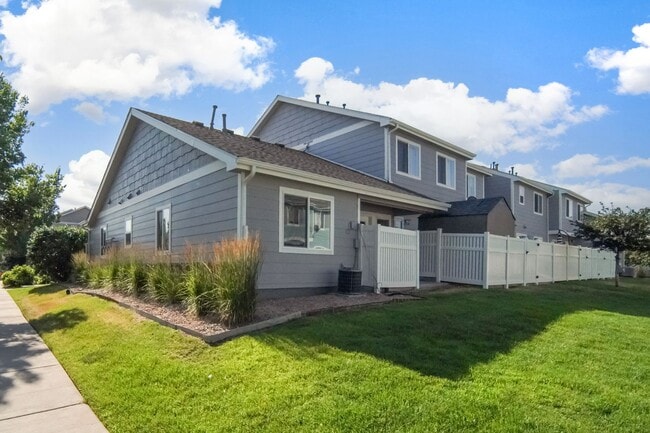 Great two bedroom, one bath near airport. - Great two bedroom, one bath near airport. House
