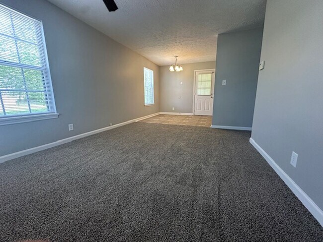 Foto del edificio - Free months rent with 13 month lease