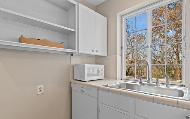 Building Photo - Charming Two Bedroom Condo in Historic Bui...