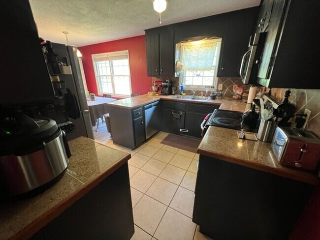 Building Photo - Beautiful 3 Bedroom Home Near Campus and D...