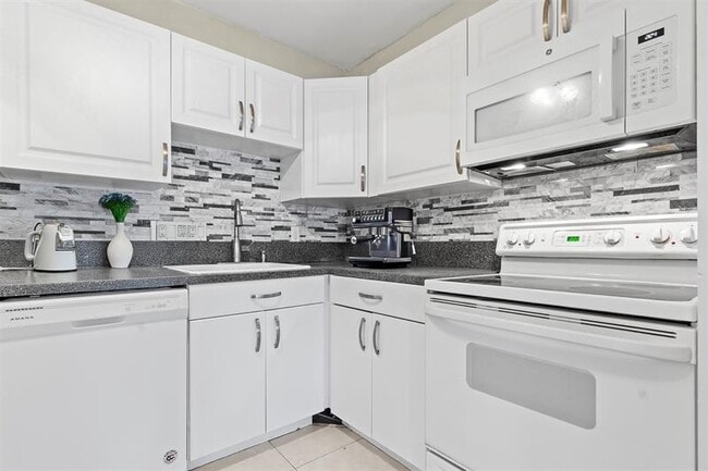 Foto del edificio - 751 Pine Dr