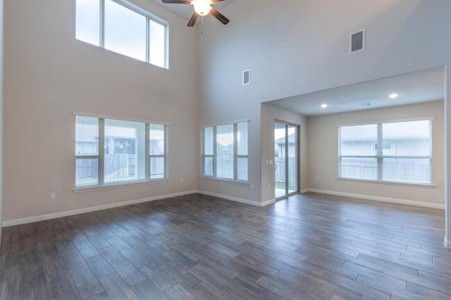 Building Photo - 14904 Cabrillo Way