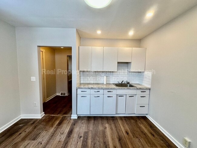 Building Photo - 126 Earl St