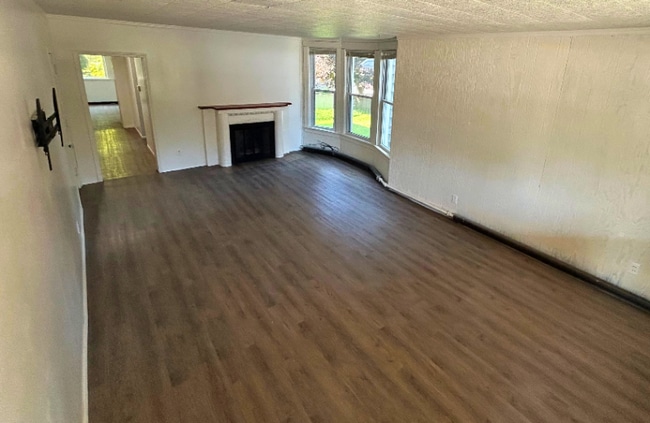 Building Photo - 404 Maple St