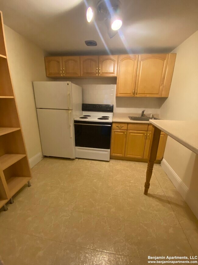 Building Photo - 1071 Beacon St