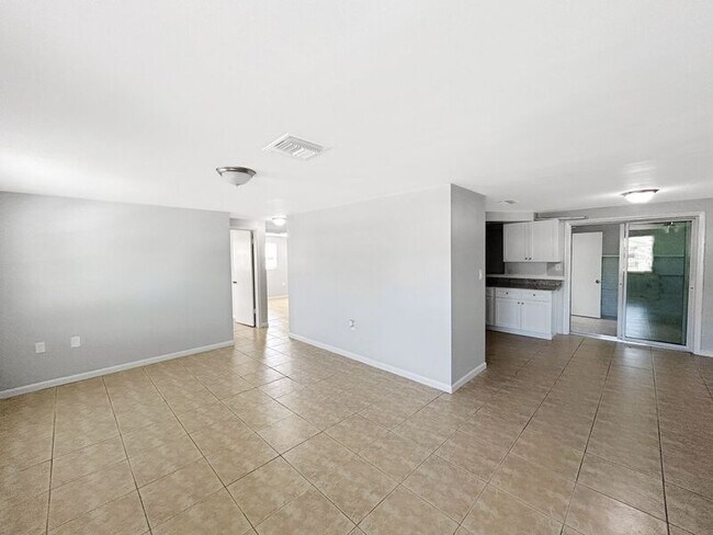 Foto del edificio - 3034 Primrose Dr