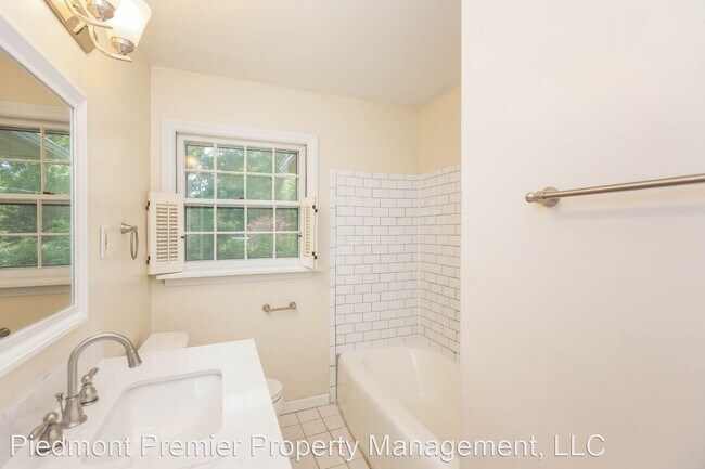 Building Photo - 3 br, 3 bath House - 130 N Gordon Dr