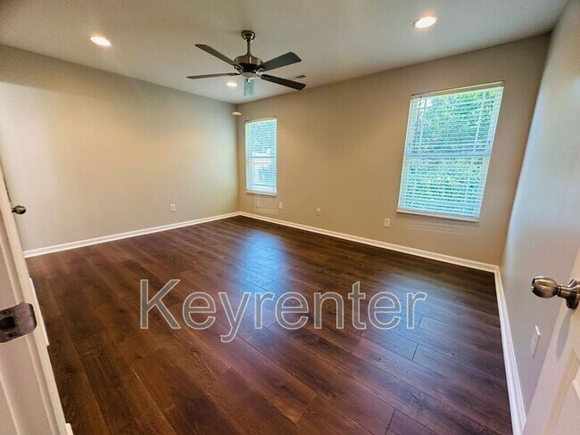 Foto del edificio - 6335 Altacrest Ln