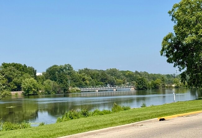 Echo Lake - 840 Teutonia Dr