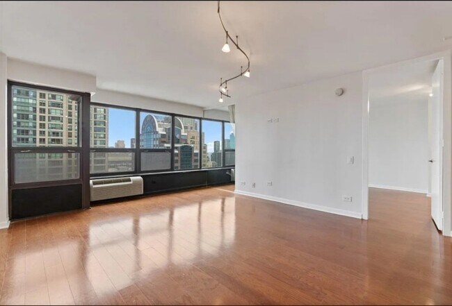 Foto del edificio - 30 E Huron St