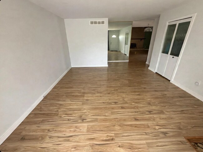 Foto del edificio - 3051 Donna Dr