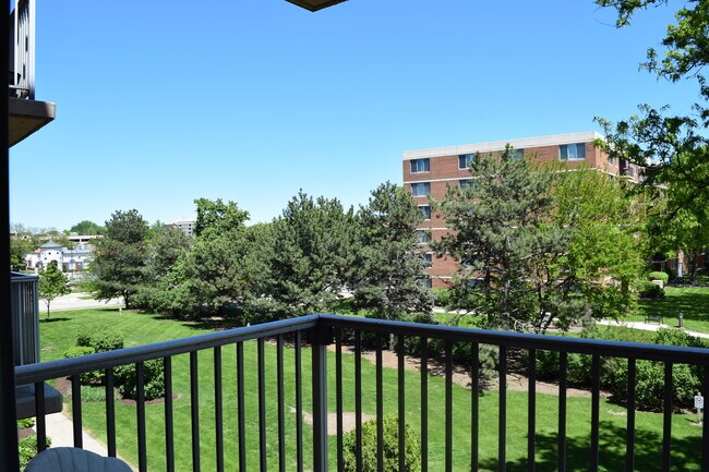 Foto del edificio - 2211 S Stewart Ave