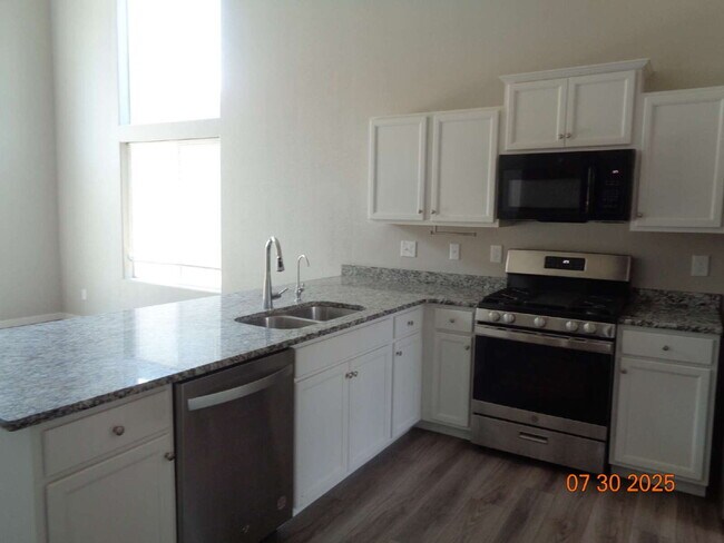 Building Photo - Great neighborhood! with open space and wa...
