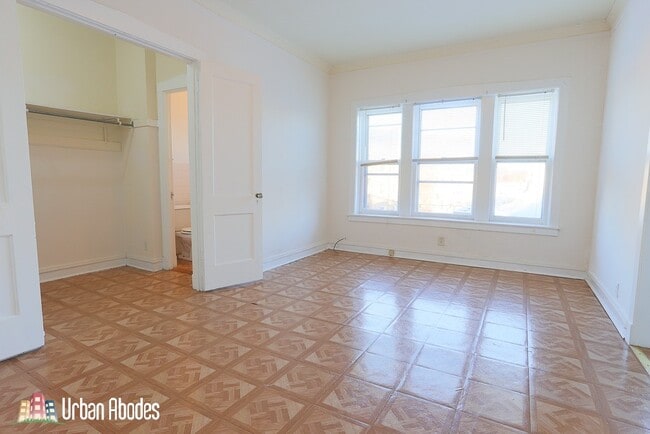 Building Photo - 2234 W Wilson Ave