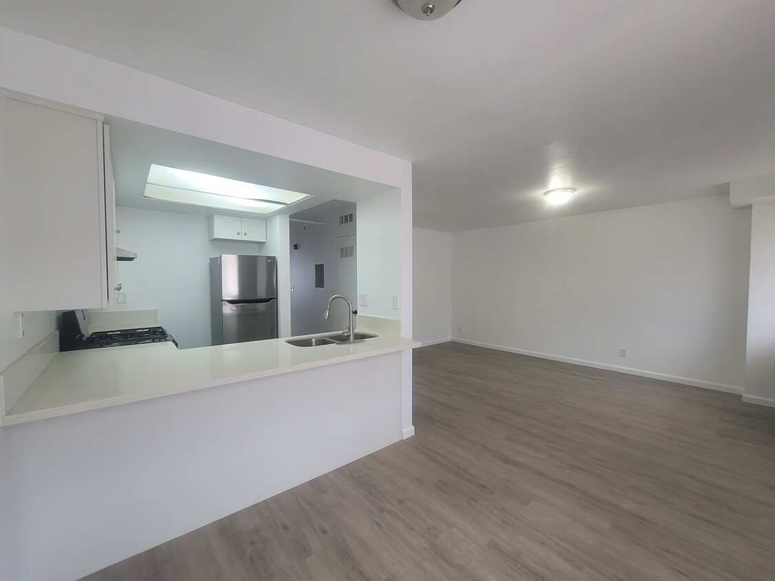 Kitchen with Bar - 5073 Hermosa Ave