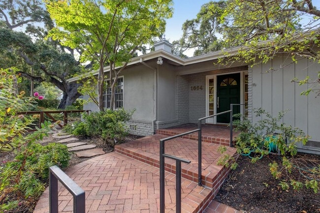 Foto del edificio - Charming 3-Bedroom Home with Office in desirable Old Palo Alto neighborhood Avail Feb 7th
