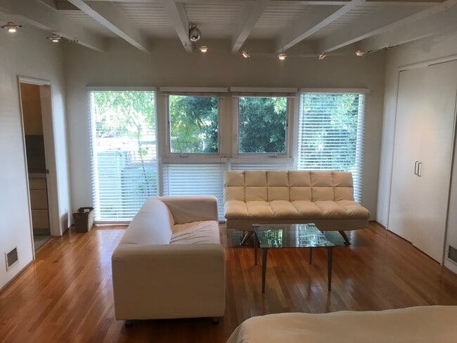 Building Photo - 516 N San Vicente Blvd
