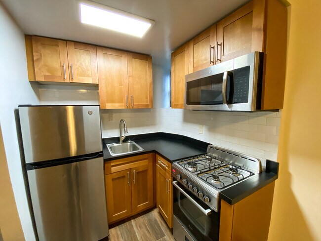 Building Photo - 418 E 74th St