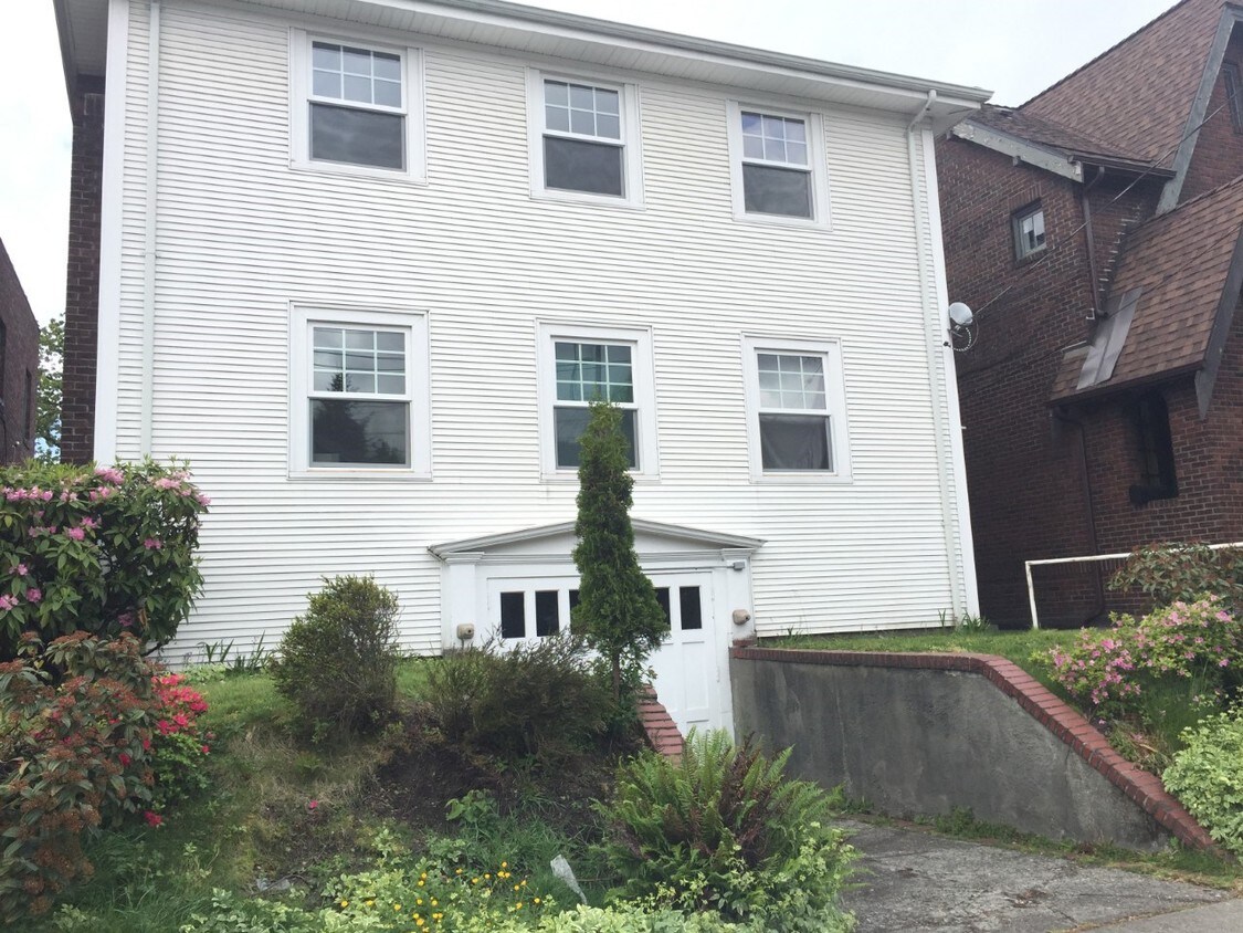 Primary Photo - 735 10th Ave E