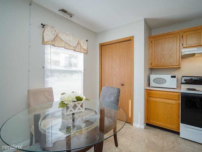 Building Photo - 2 br, 1.5 bath House - 3924 S Chalet Cir