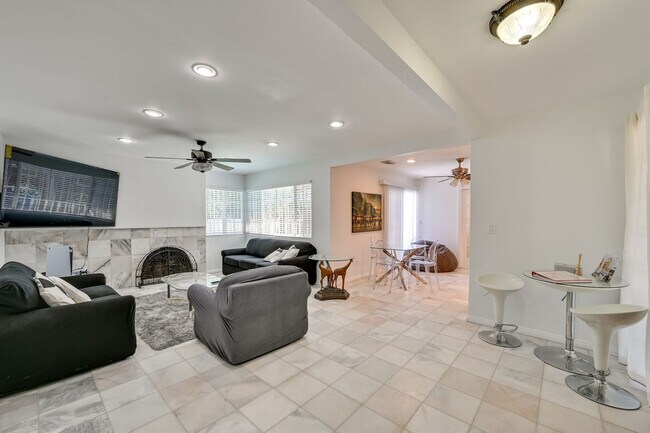 Foto del edificio - 719 Mahogany Dr
