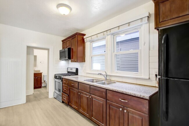 Foto del edificio - 136 N Riverside Ave