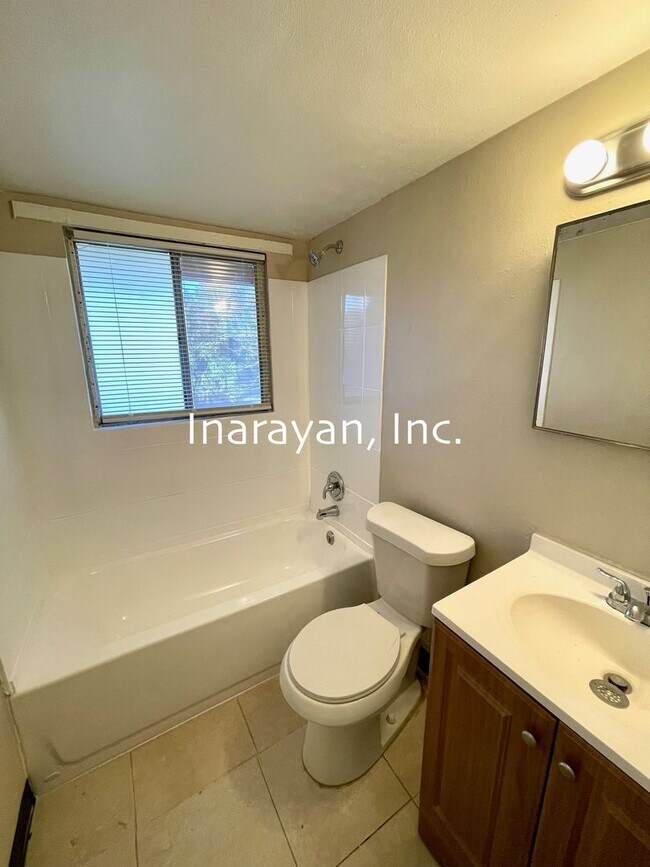 Foto del edificio - 1011-1013 Dewitt Drive