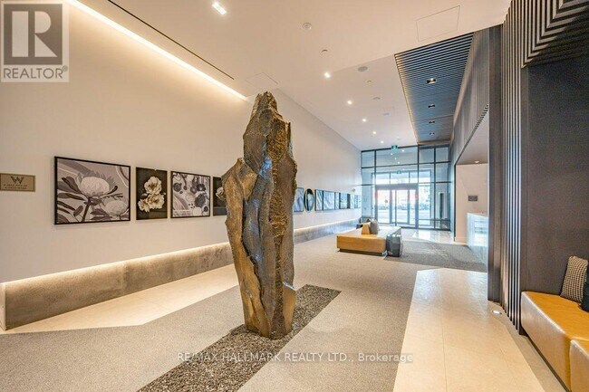 Photo du bâtiment - 8868-8868 Yonge St