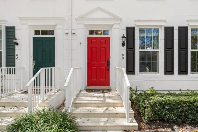 Foto del edificio - 180 Freeport Dr