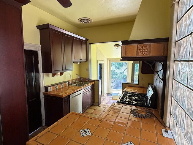 Foto del edificio - Freshly painted charming eccentric small Victorian house